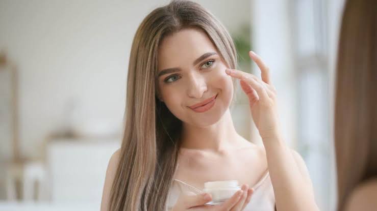 7 Best Cream for Dry Skin in Summer in Hindi